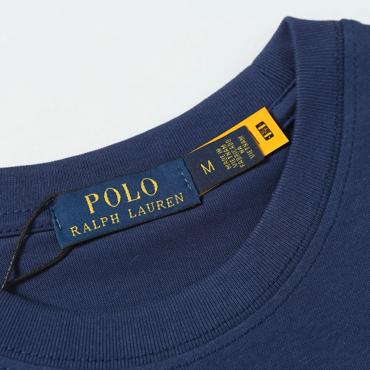 P126 Style number: 505 Ralph Lauren/Ralph Lauren 25ss new summer silicone Polo embossed round neck T-shirt. The main logo on the neck has a QR code mark, which can be scanned for verification. The 3D silicone three-dimensional English letter logo is embossed to distinguish low-quality products on the market. 32 counts, 240g hydrophilic toner, 100% cotton fabric, comfortable and soft, highly breathable, focusing on high-end cost-effectiveness, needless to say good quality. Available in a variety of colors, both boys and girls can try this genderless style, giving them a yuppie tone in no time. Immerse yourself in your leisurely style, and have your own style in retro. Natural, vivid and very French romantic feelings, perfectly integrating youthful atmosphere and trend. Color: white, black, navy blue, dark green Size: S-xL S Shoulder width 44 Bust 104 Sleeve length 23 Clothing length 72 M Shoulder width 45 Bust 108 Sleeve length 24 Clothing length 74 L Shoulder width 46 Bust 112 Sleeve length 25 Clothing length 76 xL Shoulder width 47 Bust 116 Sleeve length 26 Clothing length 78